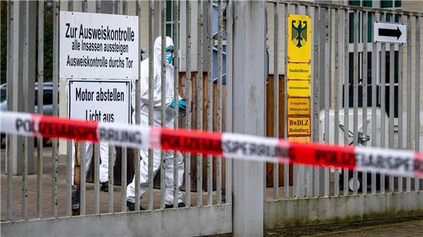 Tötete ein Soldat vier Menschen? Die Aufarbeitung dauert an Die Spurensicherung arbeitet hinter einer Polizeiabsperrung an der Von-Düring-Kaserne in der Stadt Rotenburg (Wümme).