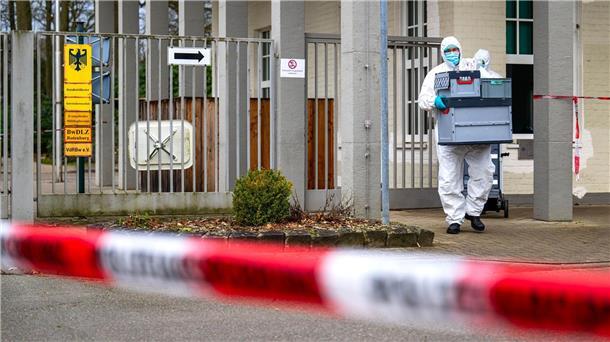 Polizei sucht nach Gewalttat im Kreis Rotenburg Zeugen Die Spurensicherung arbeitet hinter einer Polizeiabsperrung an der Von-Düring-Kaserne.