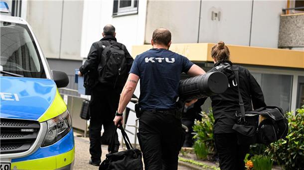 Die Spurensicherung auf dem Weg zum Tatort.