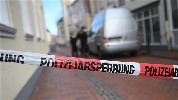 Die Spurensicherung aus Osnabrück und Lingen Trift an dem mit Flatterband abgesperrten Einsatzort ein.