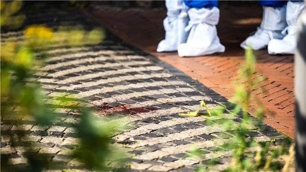 Tat im Rotlichtmilieu? Haftbefehle nach Messerstecherei Die Spurensicherung untersucht Blut auf der Fahrbahn.