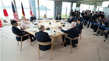 Die Staats- und Regierungschefs der G7 und die EU-Vertreter bei einem Arbeitsessen im Grand Prince Hotel.