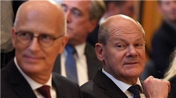 Die Staatsanwaltschaft Hamburg hatte die Eröffnung eines Ermittlungsverfahrens gegen Olaf Scholz und Peter Tschentscher (l) bereits abgelehnt. Ähnlich verhält es sich nun in Köln.