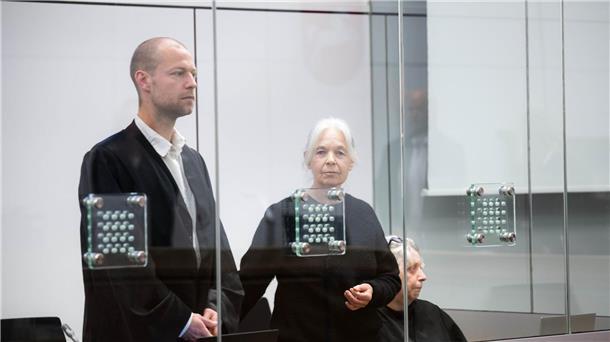 „Zitterte am ganzen Körper“ - Zeuge nach Schüssen in Angst Die Staatsanwaltschaft Verden wirft der früheren RAF-Terroristin Daniela Klette versuchten Mord vor. Gemeinsam mit ihrem Verteidiger Lukas Theune weist sie diesen Vorwurf entschieden zurück. (Archivbild)