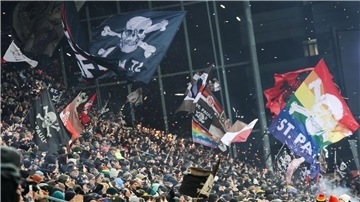 Die Stadion-Hymne wird weiter überprüft. 