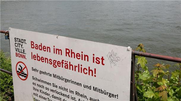 Mann wird nach Rettungsversuch im Rhein vermisst Die Stadt Bonn warnt die Menschen vor den Gefahren beim Schwimmen im Rhein.