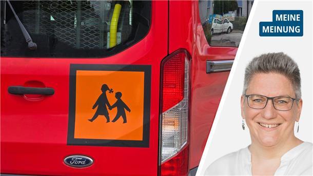 Roter Kleinbus mit orangefarbenem Schulbuszeichen