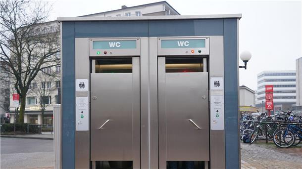 Die Stadt Hamburg fördert den Betrieb von 137 öffentlichen Toiletten in Regie der Stadtreinigung jährlich mit mehreren Millionen Euro.