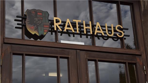Die Stadt Nordenham hat bei der Greensill-Bank 13,5 Millionen Euro geparkt. Aufgrund der Insolvenz der Bank und der fehlenden Sicherheit für kommunale Anlagen dürfte das Geld für immer futsch sein. 