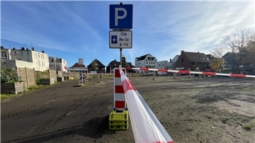 Trassenband und ein Schild. Der Pop-up-Park in der Nordenhamer Innenstadt wird vorübergehend zum Parkplatz. 
