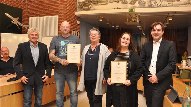 Die Stadt Nordenham hat erstmals einen Umweltpreis vergeben, und das gleich zweimal. Unser Bild zeigt (von links) Jurymitglied Uli Puhleman, Klaus Meyer und Conny Wefer vom Preisträger NABU Nordenham, die Preisträgerin Inga Lüdke und Bürgermeister Nils Siemen.