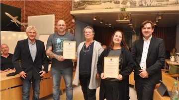 Die Stadt Nordenham hat erstmals einen Umweltpreis vergeben, und das gleich zweimal. Unser Bild zeigt (von links) Jurymitglied Uli Puhleman, Klaus Meyer und Conny Wefer vom Preisträger NABU Nordenham, die Preisträgerin Inga Lüdke und Bürgermeister Nils Siemen.