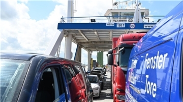Autos und Lkw auf einer Fähre