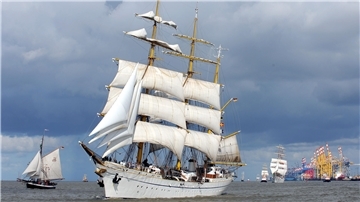 Bild von Segelschiffen während der Einlaufparade der Sail 2010 (Archivbild)