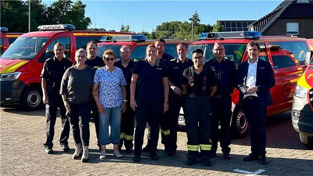 Vertreter der Stadt Nordenham übergeben sieben neue Fahrzeuge an die Feuerwehr.