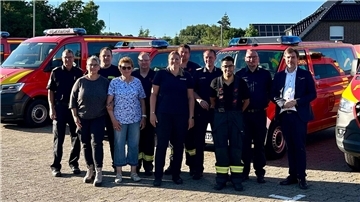 Vertreter der Stadt Nordenham übergeben sieben neue Fahrzeuge an die Feuerwehr.