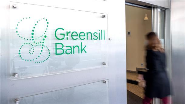Ein Frau betritt die Greensill-Bank. Die Stadt Nordenham verschweigt, wie hoch ihr Erlös aus den Greensill-Forderungen ist. Der Nordenhamer Peter Puhl übt daran in einem Leserbrief scharfe Kritik.