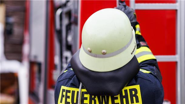 Feuerwehrmann mit Helm, von hinten fotografiert