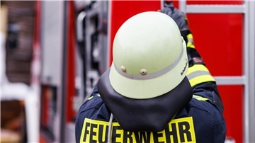 Feuerwehrmann mit Helm, von hinten fotografiert
