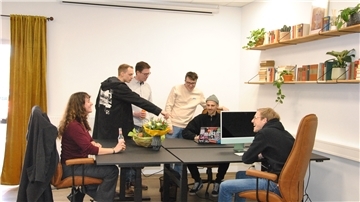Die Stadt Zeven hat einen neuen Coworking-Space. Fynn Kliemann, Florian Bottmann (rechts im Bild) und Team machen es vor: Gemeinsam neugierig und kreativ sein, dabei entstehen tolle Ideen.