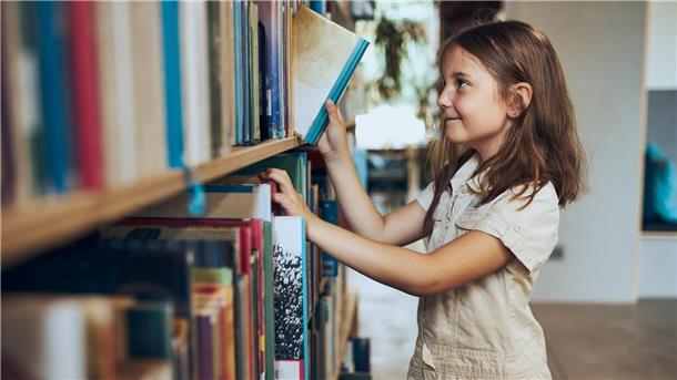 Kind in der Bibliothek