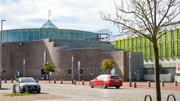 Die Stadthalle Bremerhaven am Wilhelm-Kaisen-Platz im herbstlichen Oktoberlicht.