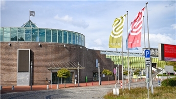 Die Stadthalle Bremerhaven am Wilhelm-Kaisen-Platz im herbstlichen Licht.