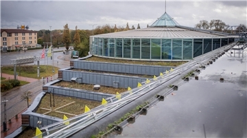 Blick aufs Dach der Stadthalle