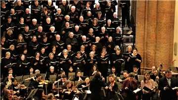 Viele Menschen spielen Musik in einer Kirche. 