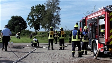 Die Staffel der Feuerwehr Frelsdorf gewann den Leistungsvergleich der Gemeinde Beverstedt. Die Kameraden um Jan-Hendrik Beardi gewannen mit einem Start-Ziel-Sieg den Wanderpokal der Gemeindefeuerwehren.