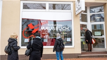 Kunden vor einer Buchhandlung