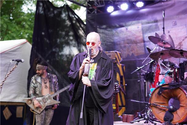Die standesgemäße Ankündigung aller Bands übernahm der Offenbahrer von Offenward...