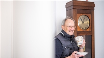 Die Standuhr in Gerhard Schultzes Arbeitszimmer hat zwei Kriege und etliche Umzüge schadlos überstanden.