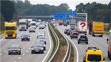 Die stark befahrene Autobahn A1 in der Nähe der Anschlussstelle Bockel zwischen Bremen und Hamburg.