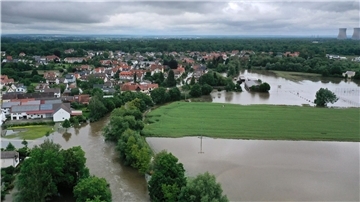 Die starke Strömung brachte das Boot der Rettungskräfte zum Kentern.