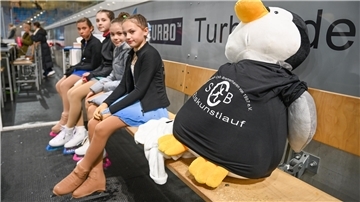 Die Starter des SC Bremerhaven warten mit ihrem Maskottchen auf ihren Einsatz beim Christmas Cup.