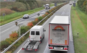 Die stationären Messplätze des Landkreises sind den Verkehrsteilnehmerinnen und Verkehrsteilnehmern hinlänglich bekannt. Ein Blitzer steht in Havendorf (Wesertunnel).