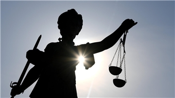 Die Statue der Justitia mit einer Waage und einem Schwert steht auf dem Gerechtigkeitsbrunnen auf dem Römerberg. Im Prozess um ein totes Baby in Sottrum soll am Montag das Urteil verkündet werden.