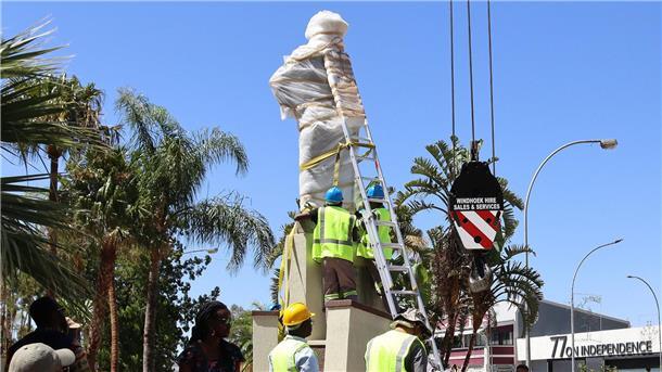 Die Statue des deutschen Kolonialherren Curt von François im namibischen Windhuk wird 2022 vom Sockel gehoben. Der Reichtum der G7-Staaten ist laut Oxfam auf Kolonialismus und Sklaverei aufgebaut.