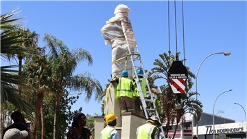 Die Statue des deutschen Kolonialherren Curt von François im namibischen Windhuk wird 2022 vom Sockel gehoben. Der Reichtum der G7-Staaten ist laut Oxfam auf Kolonialismus und Sklaverei aufgebaut.