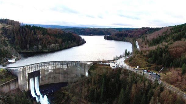 Die Staumauer der vollen Okertalsperre.
