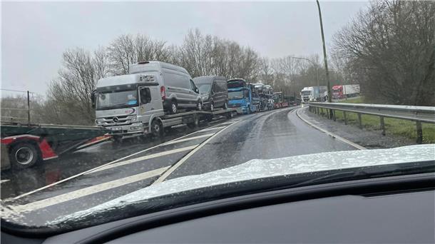 Die Staus, die wartende Lkw verursachen, weil sie nicht auf den Autoterminal gelangen, sollen jetzt verringert werden: Die BLG hat eine Lösung ausgearbeitet, die bereits im April umgesetzt werden kann.