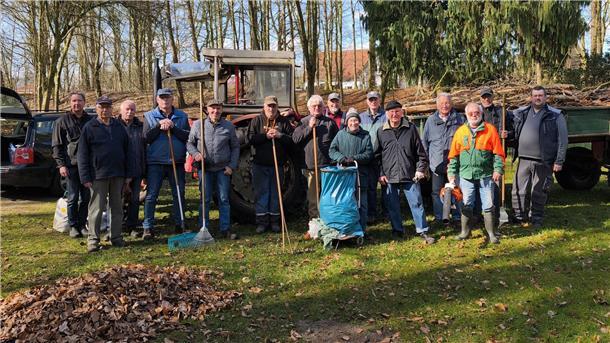 „Bremervörde räumt auf“: Die Ostestadt putzt sich heraus Die "Steen-Eeker" brachten traditionell den Bürgerpark auf Vordermann.