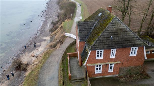 Die Steilküste und das Jugendhaus „Haus Seeblick“ der Jugendorganisation „SJD - Die Falken“ im Ortsteil Brodten an der Ostsee.