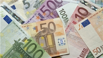 Zahlreiche Euro-Banknoten liegen auf einem Tisch