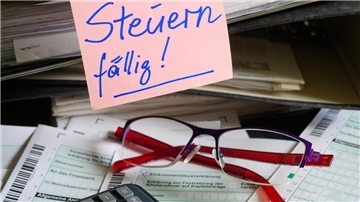 Klebeschild am Computer erinnert an die Abgabe der Steuererklärung.