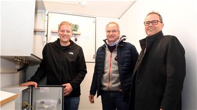 Die Steuerungseinheit für die Windarkbefeuerung in Köhlen-Brockoh funktioniert. Darüber freuen sich (von links): Patrick Orth, Heiko Stoffers und Jörg Schröder (alle von der Firma PNE).
