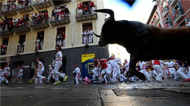 Brummschädel und Prellungen bei Stierhatz in Pamplona Die Stiere haben lange und spitze Hörner.