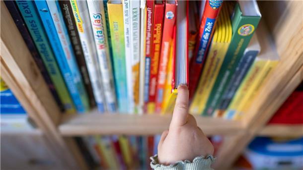 Die Stiftung Lesen bietet kostenfreie Materialien und Projekte zum Lesen und Vorlesen für Kinder. (Symbolbild)