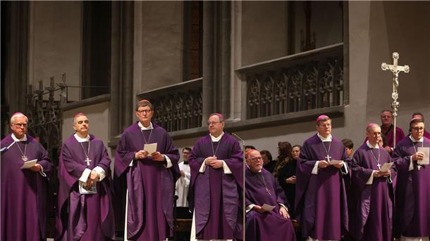 Bilder des Tages Die Stimmung bei Frühjahrskonferenz der deutschen Bischöfe ist nach einem Brief aus Rom gedämpft. Eigentlich wollten die Bischöfe sich in Augsburg mit möglichen Reformen der Kirche befassen.